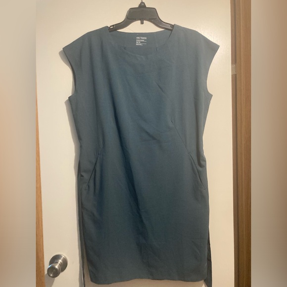 Arc’teryx Belted Dress - Picture 1 of 6